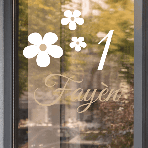 Glazen deur met opschrift '1 Fayen' en decoratieve bloemen in witte en gouden letters