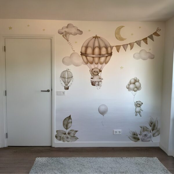Babykamer muurschildering met beertjes in luchtballons, wolken, maan, sterren en vlaggetjes in zachte tinten