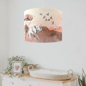 Hanglamp met aquarel illustratie van olifant, flamingo's en vogels in roze-beige tinten boven commode