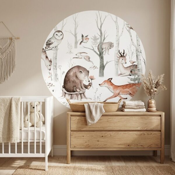 Babykamer met ronde wandcirkel van bosdieren, witte ledikant en houten commode met rieten verschoonmand