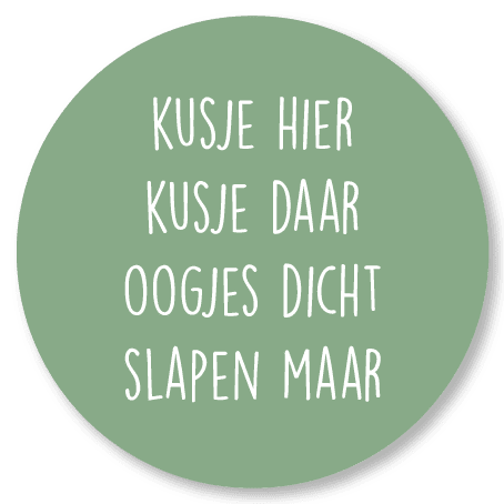 Ronde groene muurcirkel met Nederlandse slaaptekst 'Kusje hier kusje daar oogjes dicht slapen maar