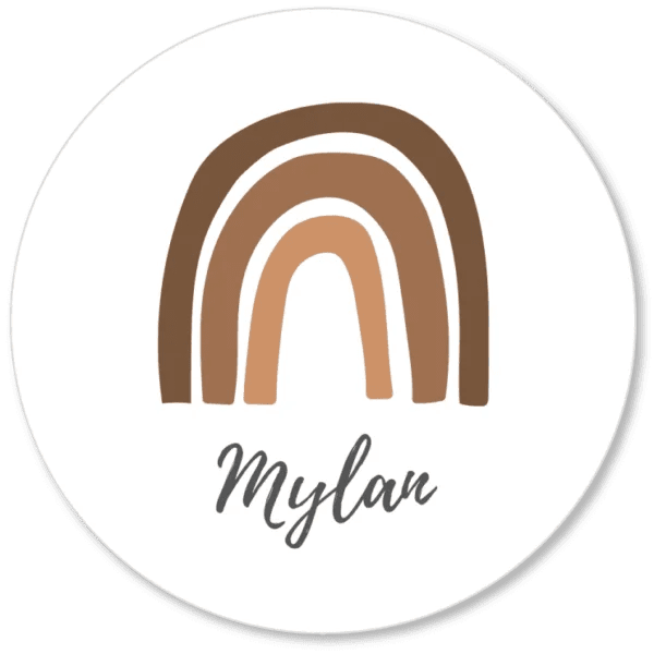 Geboortesticker met bruine regenboog en naam Mylan op witte ronde achtergrond