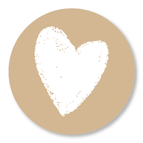 Wit geschilderd hart op beige ronde achtergrond met vintage uitstraling