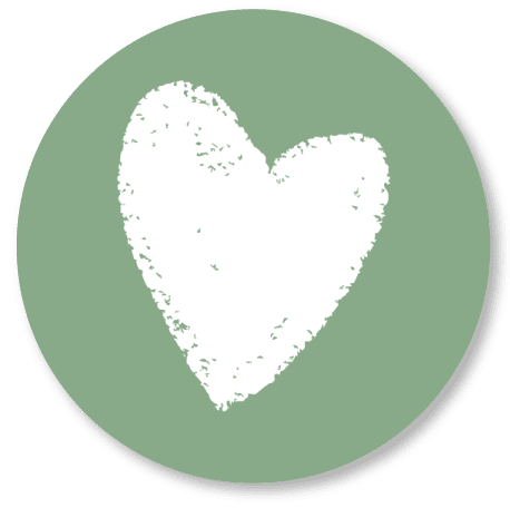 Wit hart met verfstructuur op groene ronde achtergrond
