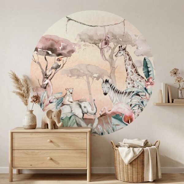 Ronde wandcirkel met aquarel safari dieren, giraf, zebra, olifant en flamingo in babykamer met houten commode