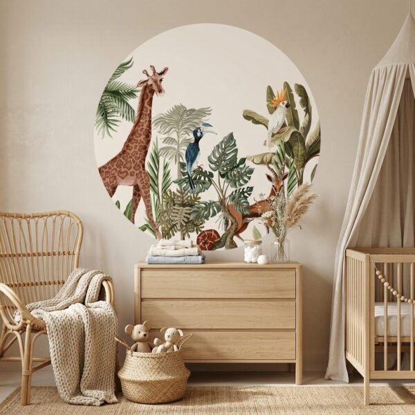 Babykamer met ronde muursticker van jungle dieren, houten commode en rieten schommelstoel in natuurtinten