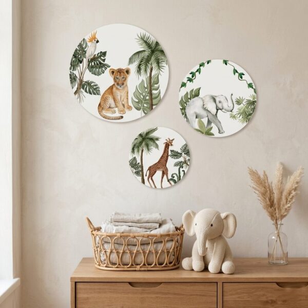 Drie ronde wandcirkels met jungle dieren en tropische planten in neutrale babykamer boven houten commode