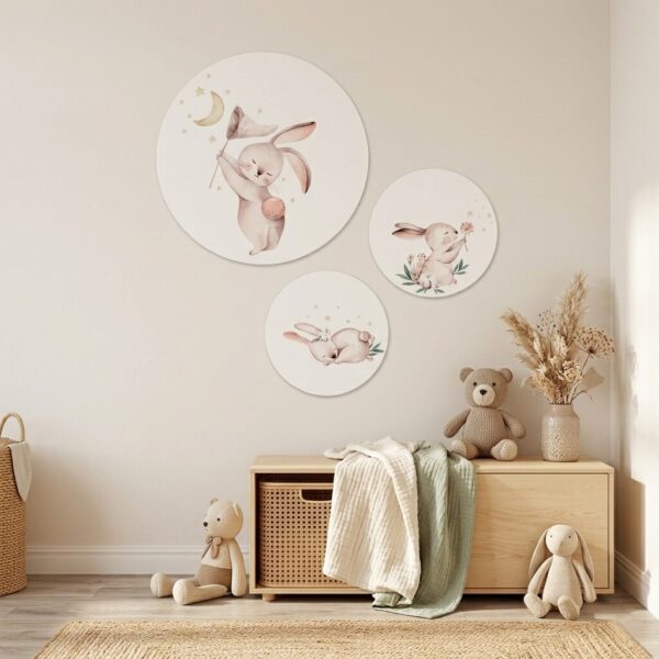 Babykamer met drie ronde wandcirkels met getekende konijntjes en houten kastje met knuffels en droogbloemen