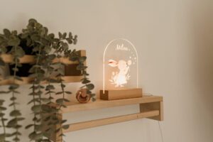 Gepersonaliseerd LED nachtlampje met naam Milou en konijntje illustratie op houten voet voor babykamer decoratie