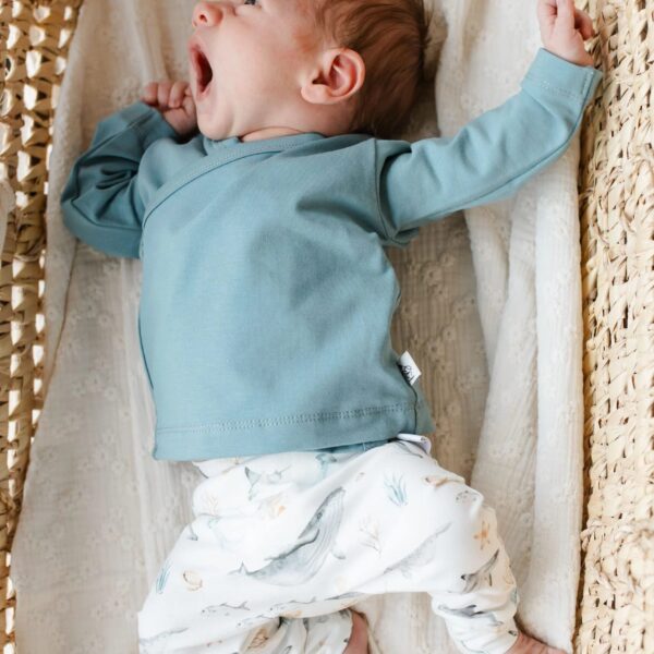 Newborn overslagshirtje zee blauw