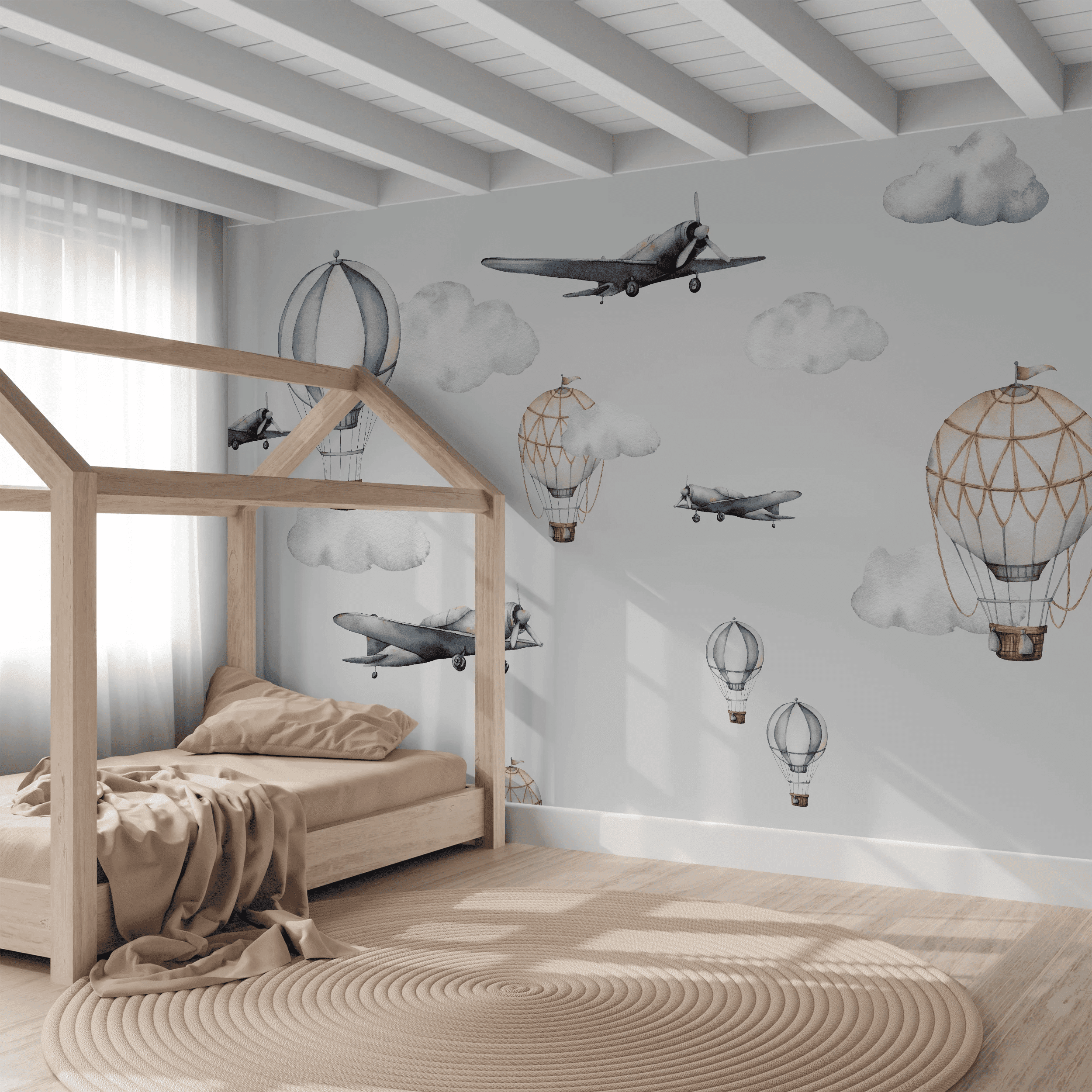 Kinderkamer met houten huisbed en muurdecoratie van vliegtuigen, luchtballonnen en wolken in neutrale tinten