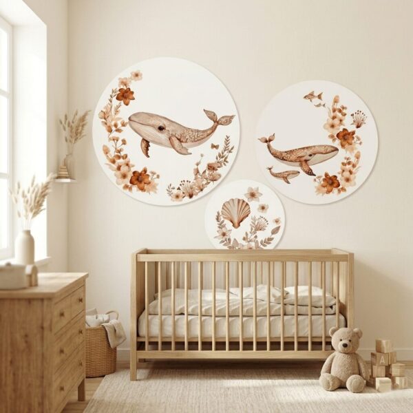Babykamer met houten ledikant en ronde wanddecoratie met walvissen en bloemen in aardtinten