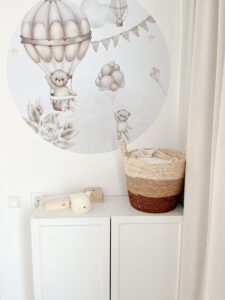 Babykamer muursticker met beertjes in luchtballons en vlaggetjes in neutrale beige tinten