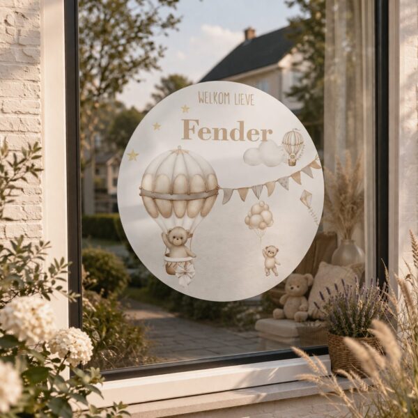 Raamsticker met naam Fender, beertjes in luchtballonnen en slinger in zachte tinten op raam