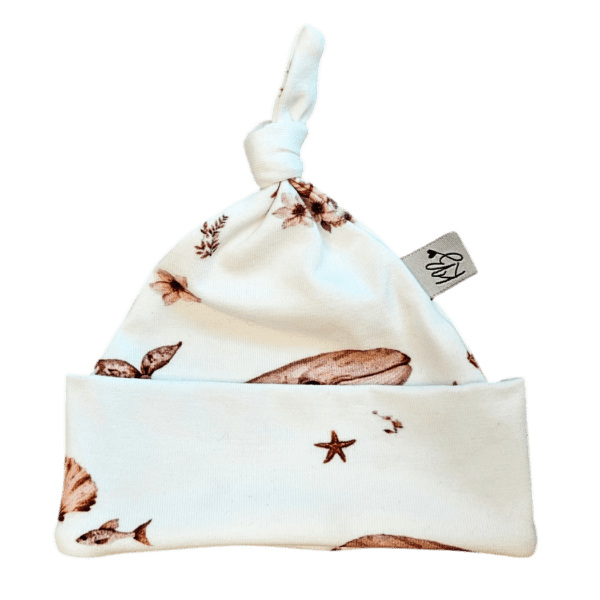 Babymuts met knoop in wit en lichtblauw met zeedieren print zoals walvissen en zeesterren