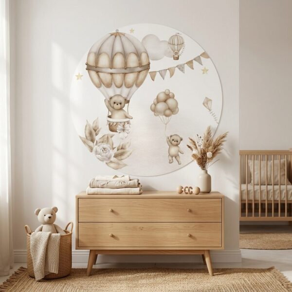 Babykamer met houten ladekast en ronde muurdecoratie met beertjes in luchtballonnen in neutrale tinten