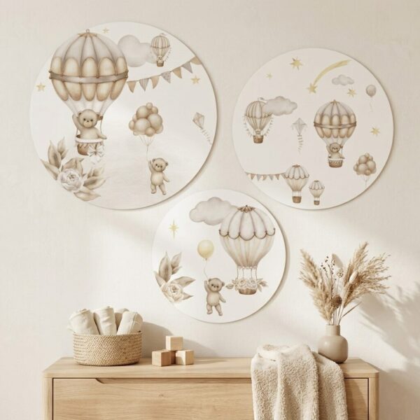 Drie ronde muurdecoraties met beertjes, luchtballonnen en wolken in neutrale tinten voor babykamer