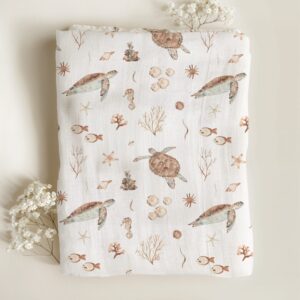 Gevouwen babydeken met aquarel print van zeeschildpadden, vissen en koraal in aardetinten op witte stof