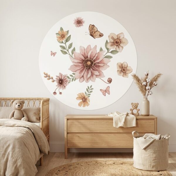 Ronde muurdecoratie met vintage bloemen en vlinders in roze en beige tinten in kinderkamer met houten meubels