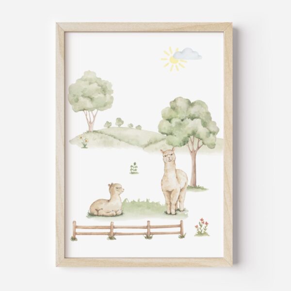 Aquarel kinderkamerposter met twee alpaca's in landschap met bomen, zon en houten hek in houten lijst