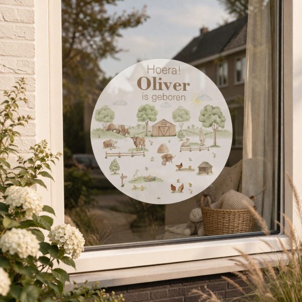 Geboortesticker met tekst Hoera Oliver is geboren en boerderij illustratie op raam naast hortensia's