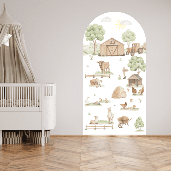 Babykamer met wit ledikant en muursticker met boerderij, tractor, boerderijdieren en bomen in aquarel stijl