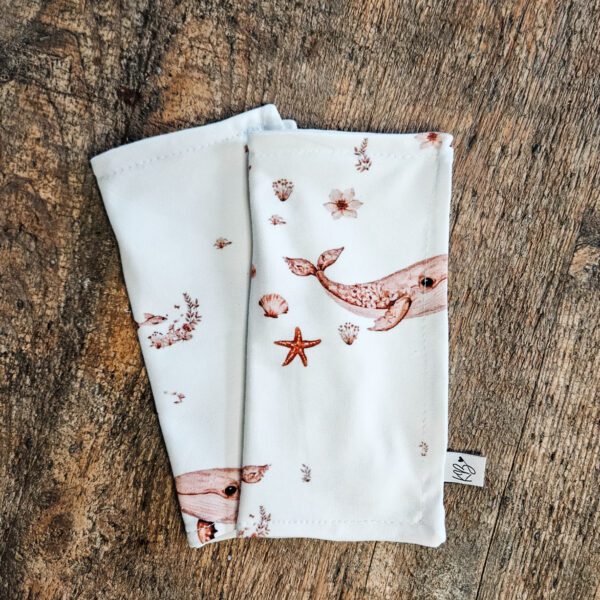 Twee hydrofiele doeken met walvis en zeester print op houten ondergrond