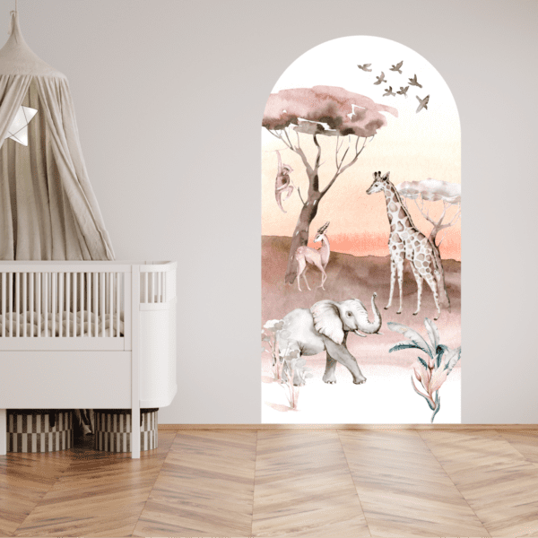 Babykamer met wit ledikant en safari muurschildering met giraffe, olifant en gazelle in aquarel stijl