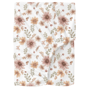 Vintage bloemenpatroon met roze en beige bloemen, groene bladeren en vlinders op witte achtergrond