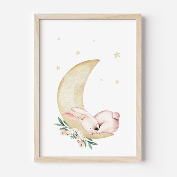Slapend konijntje op gouden maan met sterren en bloemen, aquarel kinderkamer poster in houten lijst