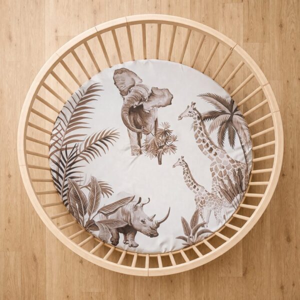 Rond houten babybedje met safarithema hoeslaken met olifant, giraffe, neushoorn en palmbladeren print