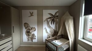 Babykamer met safarithema wanddecoratie van giraffe, olifant en papegaai en houten ledikant met klamboe